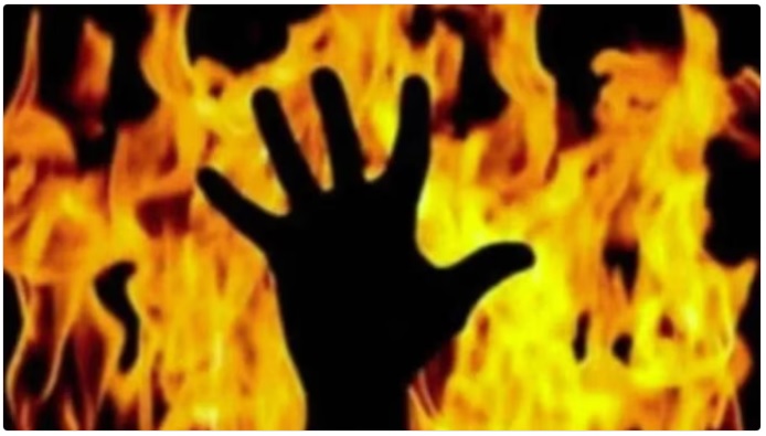 Mother immolate 18 years old daughter