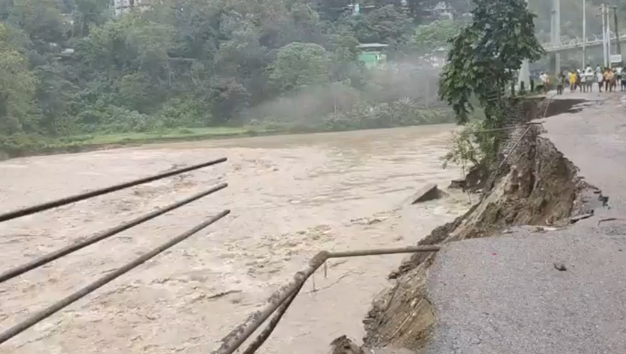 Rangeet and Rambang River Swells Up Due To Heavy Rain Posing Threat