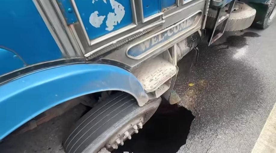 Sinkhole Appears on Gangtok Highway, Causing Traffic Disruption