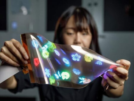 LG Unveils Stretchable Screen That Expands from 12 to 18 Inches LG Unveils Stretchable Screen That Expands from 12 to 18 Inches