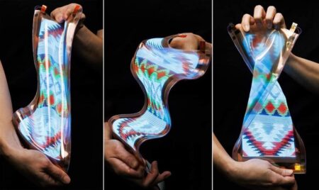 LG Unveils Stretchable Screen That Expands from 12 to 18 Inches LG Unveils Stretchable Screen That Expands from 12 to 18 Inches