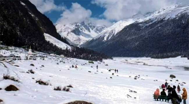 Sikkim’s Winter Wonderland: Major Tourist Spots Near Full Capacity as Travelers Flock to the Hills