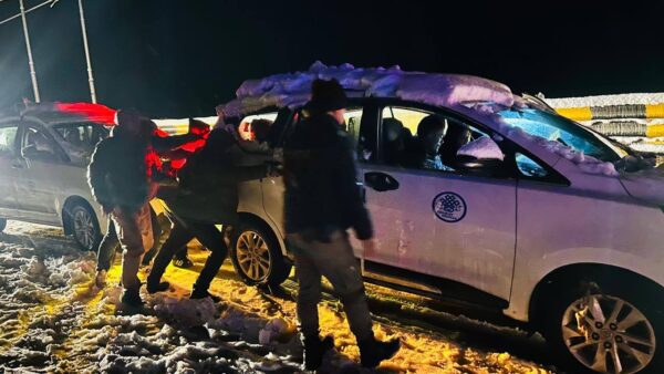 Swift Multi-Agency Rescue Saves 2,736 Tourists After Heavy Snowfall Strands 541 Vehicles Near Tsomgo Swift Multi-Agency Rescue Saves 2,736 Tourists After Heavy Snowfall Strands 541 Vehicles Near Tsomgo