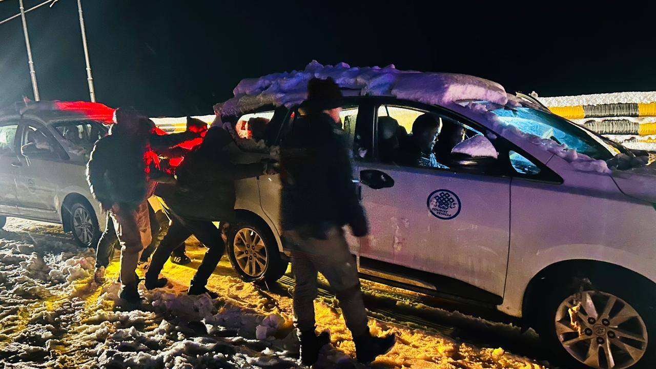 Swift Multi-Agency Rescue Saves 2,736 Tourists After Heavy Snowfall Strands 541 Vehicles Near Tsomgo